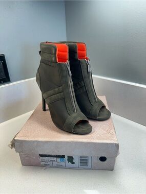 Cape Robbin June-32 Olive Peep Toe Heeled Booties Zip Front Women’s Size 8.5